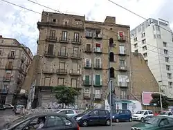 Un ancien bâtiment de la période de la réhabilitation de la Via Nuova Marina&nbsp;(it)