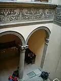 Le cortile et les colonnes