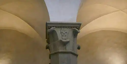 Capitello scolpito