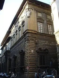 Façades d'angle du palais.