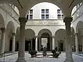 Le cortile et sa loggia.