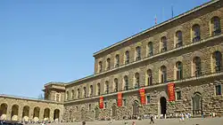 Photo. Façade d'un bâtiment imposant en pierre avec un grand parvis.