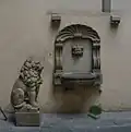 la cour, la fontaine et la Marzocco
