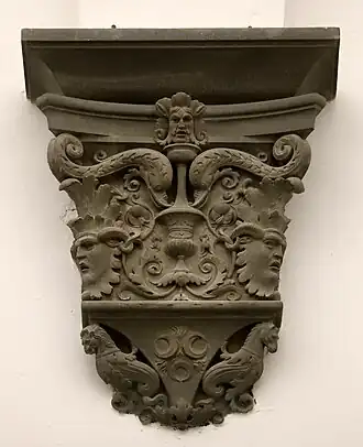 Corbeau avec masques d'hommes sauvages et écussons héraldiques.