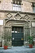 Détail de la porte gothique du palais.