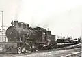 SLM, construite en Suisse à la norme 1050mm, en 2-8-0 pour le chemin de fer du Hedjaz en 1912. Numérotée 90, puis 153. En 1927, elle est transférrée au chemin de fer de Palestine pour desservir la ligne de la vallée de Jezreel. Photo de 1946.