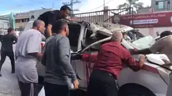 Photographie montrant une ambulance du Croissant-Rouge palestinien touchée par un missile israélien à Khan Younis.