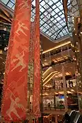 Décoration avec sigle du centre commercial.