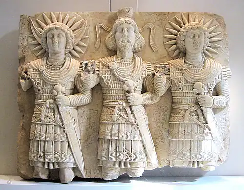 La triade palmyrénienne : de gauche à droite, le dieu de la Lune Aglibôl, le « Seigneur des Cieux » Baalshamin, et « l’Ange du Seigneur » Malakbêl