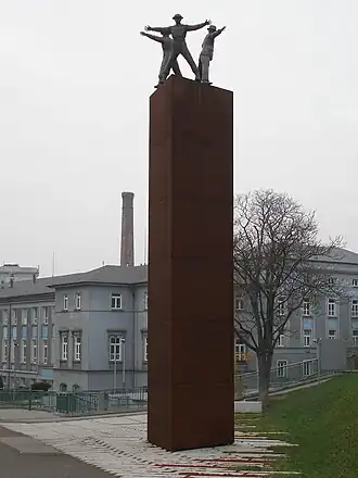 Le mémorial est probablement implanté là où se trouvait un virage en épingle, à l'endroit même où eut lieu l'attentat du 27 mai 1942. Depuis, l'ancienne intersection des avenues a été réaménagée avec des rampes d’accès.