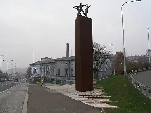 Photographie en couleurs du mémorial de l'opération Anthropoid situé sur le lieu du guet-apens