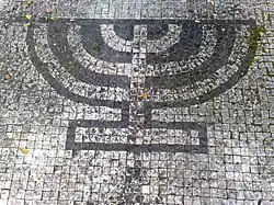 Menorah sur pavés, mémorial de l'Holocauste, République tchèque, XXe siècle.