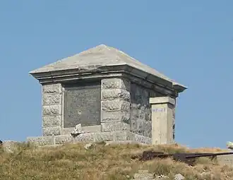 Le mausolée de Josif Pančić et des installations militaires au sommet du Pančićev vrh, en 2007.