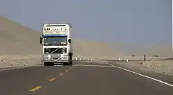 Un camion Volvo F12 circulant sur la Panaméricaine près de District de Lomas&nbsp;(es)