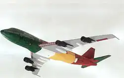 Représentation de l'avion vu du dessous avec des couleurs et des lignes indiquant les parties fracturées.