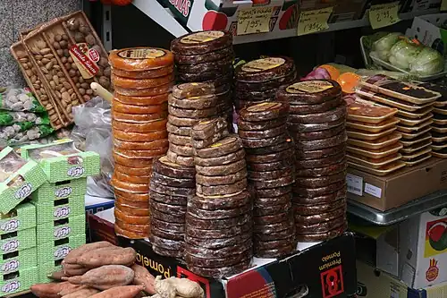 Des morgados de Figo empilés dans un étal, une spécialité espagnole à base de figues sèches.
