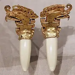 Pendentif double: saurien mythique et défenses (restaur. : sanglier), v. 800-1200. Art Institute of Chicago