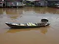 Une vendeuse ambulante padukuhan dans son bateau.
