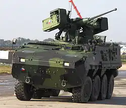 Tourelle de canon automatique Samson Remote Controlled Weapon Station&nbsp;(en) (RCWS-30) sur un véhicule de transport de troupes Pandur II&nbsp;(en) tchèque.