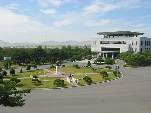 La JSA, avec en arrière-plan le village de Kijong-dong, première localité nord-coréenne après la frontière
