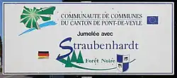 Panneau blanc où est inscrit "Communauté de communes du canton de Pont-de-Veyle jumelée avec Straubenhardt Forêt Noire".