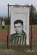 Affiche à l'entrée du mémorial, Mordka Salcman.