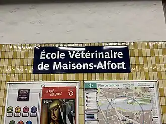 Plaque émaillée indiquant le nom de la station.