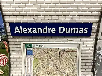 Plaque émaillée indiquant le nom de la station.