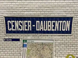 Faïence murale incorporant le nom de la station.