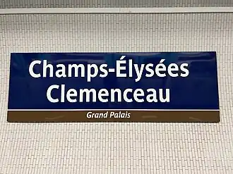 Plaque portant le nom de la station ainsi que son sous-titre.