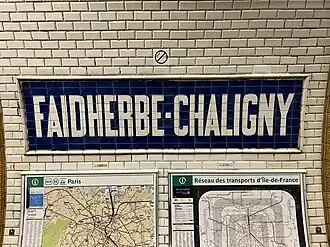Faïence murale incorporant le nom de la station.