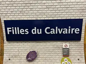 Plaque émaillée indiquant le nom de la station.