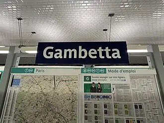 Plaque nominative de la station en tôle émaillée.