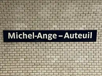Plaque émaillée indiquant le nom de la station.