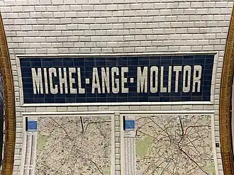 Faïence murale indiquant le nom de la station.