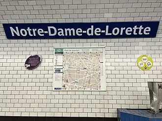Plaque émaillée indiquant le nom de la station.