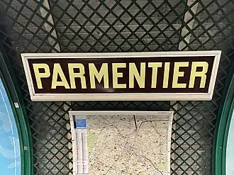 Plaque émaillée indiquant le nom de la station.