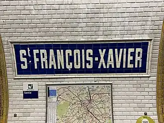 Faïence murale indiquant le nom de la station.