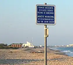 Vue du panneau (côté ouest) délimitant la zone de 1&nbsp;500&nbsp;m de plage non naturiste.