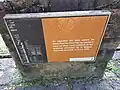 Panneau hommage aux sœurs mortes à la maison coloniale de santé lors du drame.