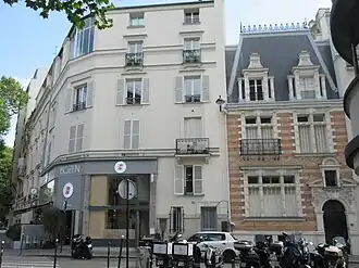 Nos 46 et 48 : panneau Histoire de Paris.