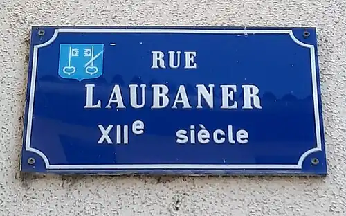 Panneau de la rue Laubaner à Mont-de-Marsan, ainsi nommée en hommage à Pierre de Marsan. Le panneau est orné du blason de la ville