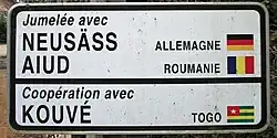 Panneau indiquant les villes jumelées avec Cusset.