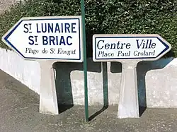 Panneaux indicateurs à Dinard, présentant des communes et des lieux.