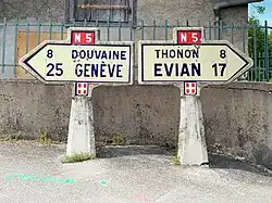 À Sciez-sur-Léman en Haute-Savoie, panneaux ornés de la Croix de Savoie.