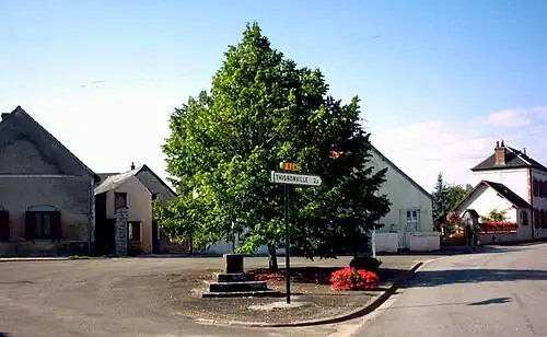 Le petit calvaire et la Grande Rue en 2008.