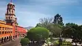 Panorama du centre de Santiago de Querétaro ; le jardin Zenea occupe les deux-tiers droits de la photographie, tandis que la façade principale du temple de Saint-François-d'Assise s'étend sur le côté gauche.