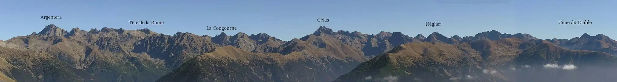 Situation de la cime du Diable (à droite sur la photo) dans la chaîne du Mercantour.