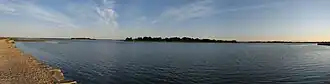 Vue panoramique du marais salant de Lasné avec l'île Tascon.