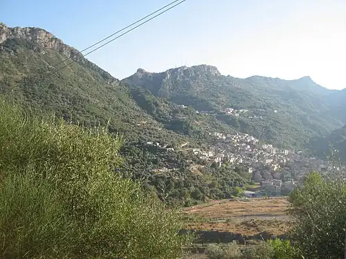 Bivongi ai piedi del Consolino e Monte Stella.